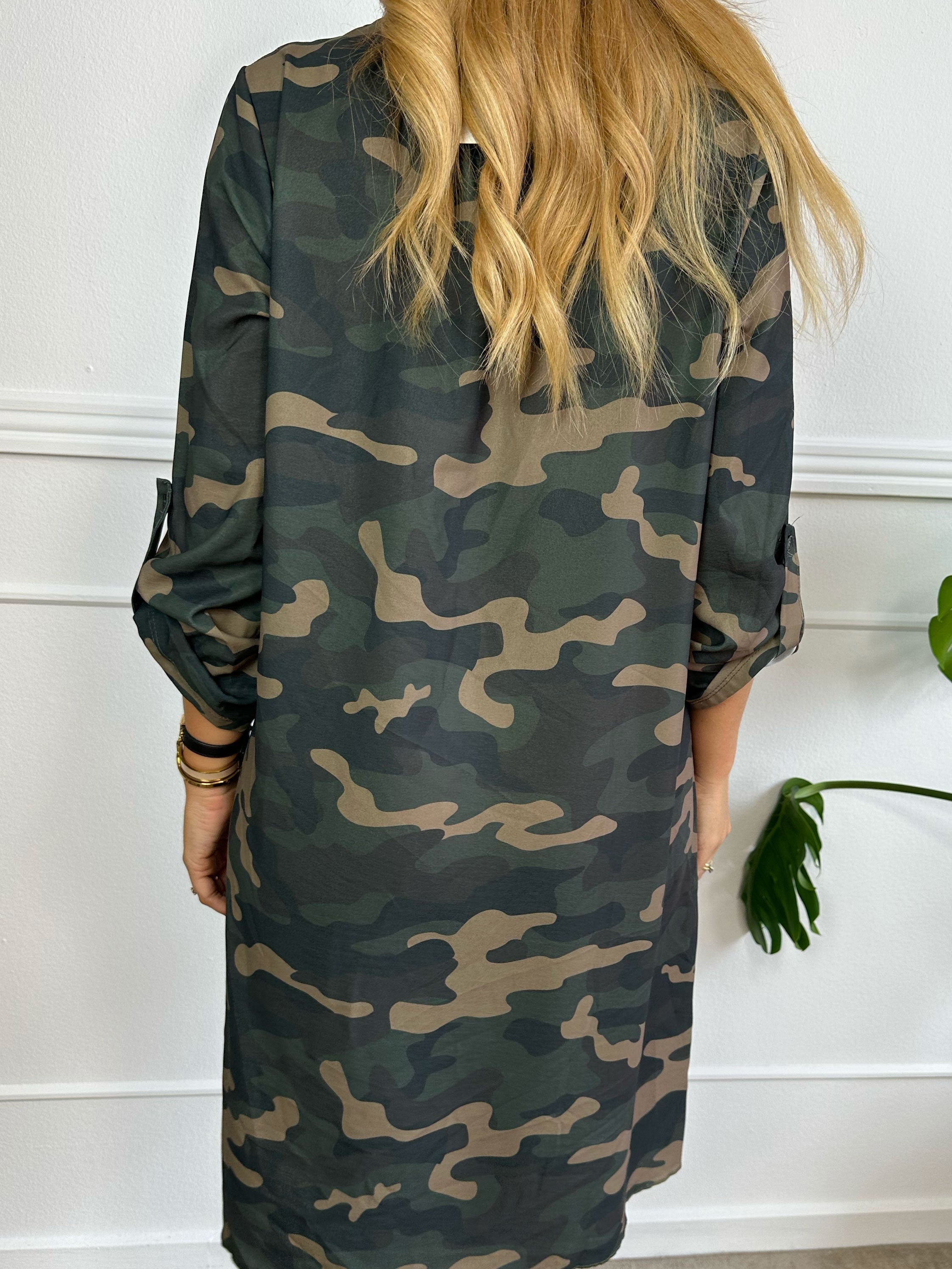 Elly Long - Simpel klänning med spetskant